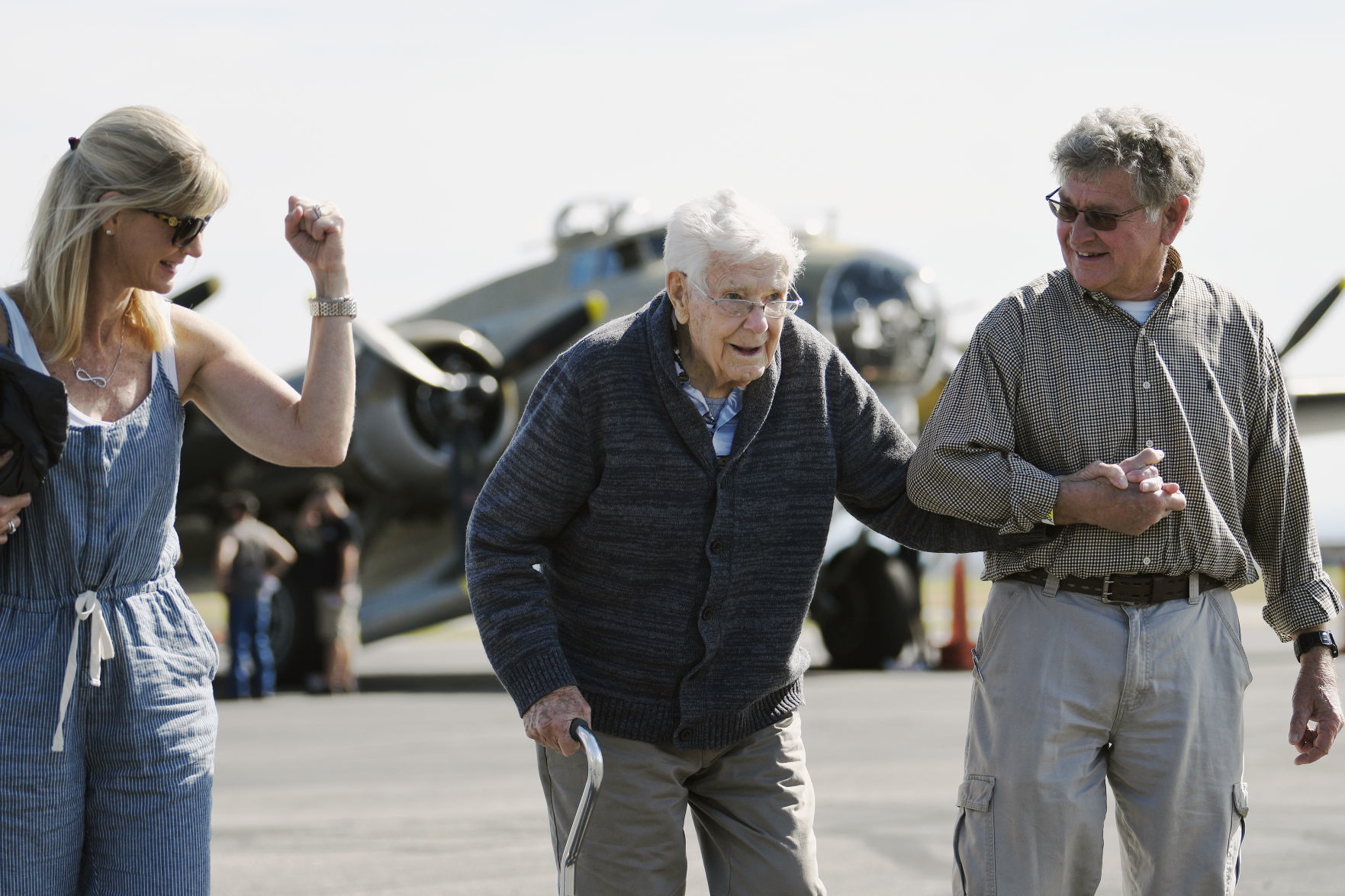 Boeing B-17 Flying Fortress "Nine O Nine" takes locals for a ride